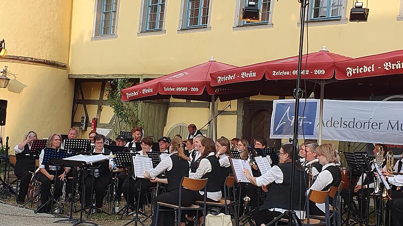 Dirigent Jürgen Schatz und die Adelsdorfer Musikanten gestalteten den ersten Teil des Konzertes.