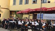 Dirigent Jürgen Schatz und die Adelsdorfer Musikanten gestalteten den ersten Teil des Konzertes.