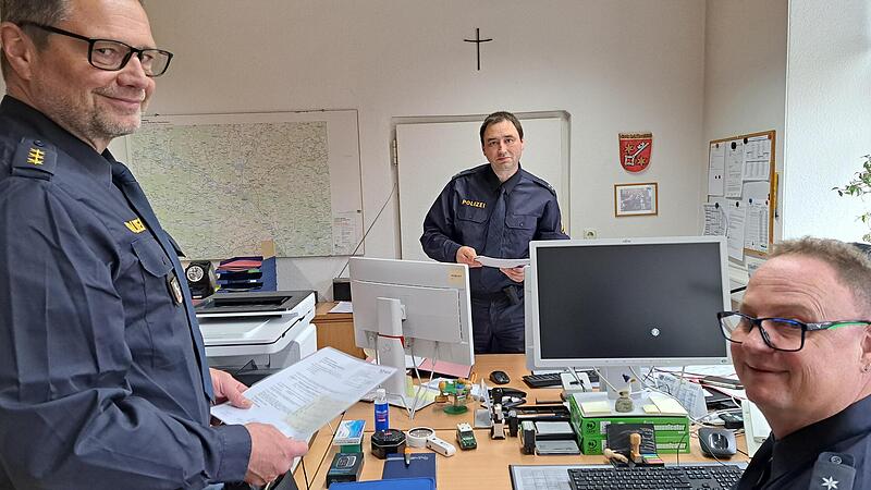 Alexander Streng sieht sich in der Ebracher Polizei-Wache bei Chris Riedel und Thomas Br&uuml;hl (von links) um.