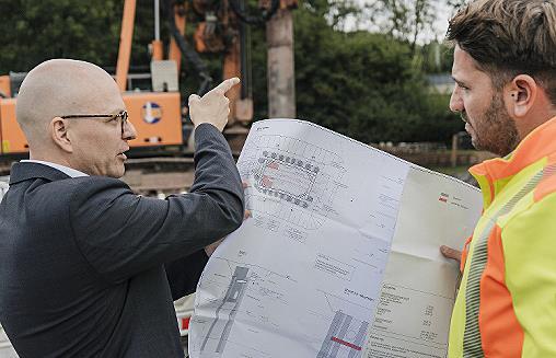 Oberbürgermeister Dr. Dirk Vogel machte sich mit Julian Hergenröther, Tiefbau, ein Bild von den Arbeiten an der Kläranlage.