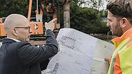Oberbürgermeister Dr. Dirk Vogel machte sich mit Julian Hergenröther, Tiefbau, ein Bild von den Arbeiten an der Kläranlage.
