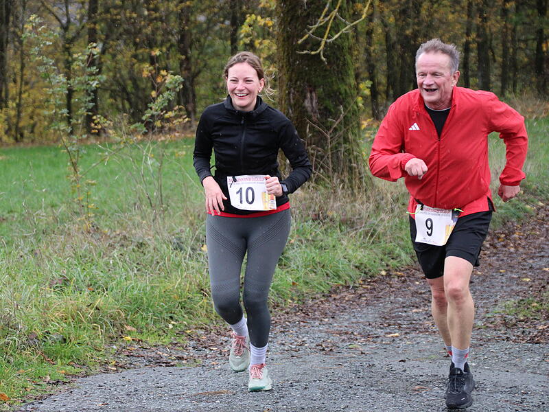 Trotz nasskaltem Herbstwetter lie&szlig;en sich die Sportler den Spa&szlig;  beim 38. Frankenwaldlauf der LG Ludwigschorgast nicht vermiesen.