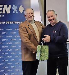 Manfred Manger bedankt sich beim Vortragenden Holger Fr&ouml;hlich.