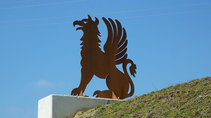 Stolz thronte der Greif &uuml;ber der Untersteinacher Umgehung. Foto: Archiv/Alfred Vie&szlig;mann