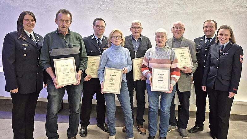 Lange Jahre Mitglied im Feuerwehr-Verein (mit Urkunde, v.l.): Rudolf Kn&ouml;rlein, Sebastian M&uuml;ller, Doris M&uuml;ller, Bartholom&auml;us Postler, Rita Gebhardt und Reiner Huppmann. Rechts: Vorsitzende Luisa Prell sowie ihre Stellvertreter.