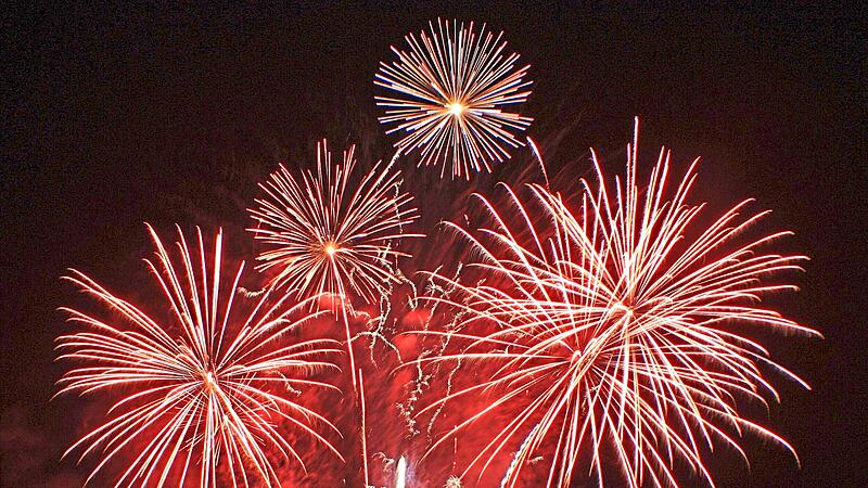 Das Brillant-Feuerwerk gleich am Eröffnungsabend ist nur einer von vielen Höhepunkten, die das Lichtenfelser Schützenfest auch heuer wieder bereithält.FT-Archiv Das Brillant-Feuerwerk gleich am Eröffnungsabend ist nur einer von vielen Höhepunkten, die das Lichtenfelser Schützenfest auch heuer wieder bereithält.FT-Archiv