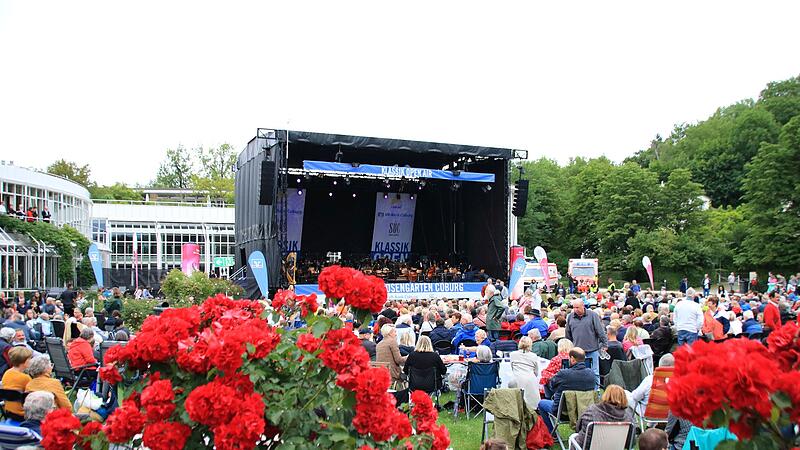 Beim Klassik-Open-Air im Coburger Rosengarten dirigierte Daniel Carter Werke von John Williams.