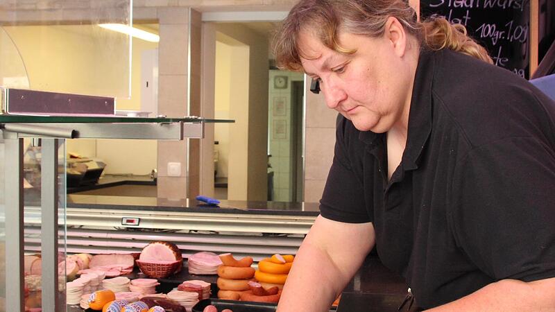 Sigrid Hahn, Leiterin der Metzgerei-Endres-Filiale in der Forchheimer Innenstadt, hat viel zu tun, aber wenig Personal.Forchheim & Fr&auml;nkische Schweiz