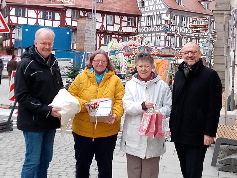 Die Spenden&uuml;bergabe zur Wunschbaumaktion der Pfarrei St. Martin Forchheim.