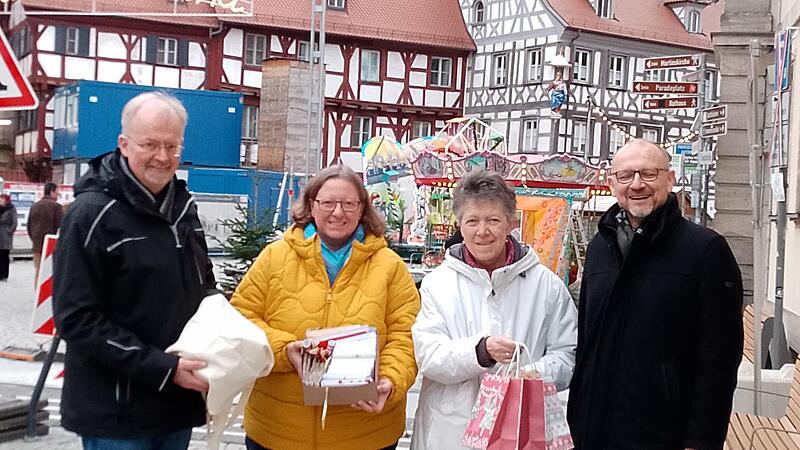 Die Spendenübergabe zur Wunschbaumaktion der Pfarrei St. Martin Forchheim. Die Spendenübergabe zur Wunschbaumaktion der Pfarrei St. Martin Forchheim.