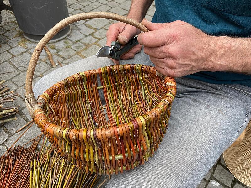 Man konnte bei der Entstehung eines Korbes bei dem Korbmacher Friedrich aus Altendorf zuschauen.Jahrmarkt Forchheim April 2025