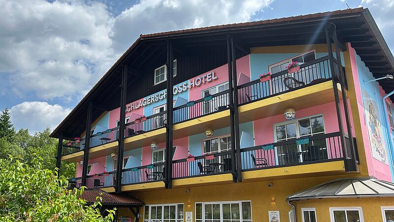 Ein Rausch an Farben: Aus dem ehemaligen Waldhotel Hubertus ist das Schlagerschloss-Hotel von Angela Henn und Dennis Klak geworden.