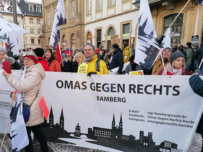 Die OMAS treten regelmäßig mit Aktionen auf wie, Kundgebungen, Menschenketten, Demonstrationen, Mahnwachen und Informationsständen gegen Rechtsextremismus und Menschenfeindlichkeit.