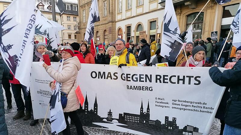 Die OMAS treten regelmäßig mit Aktionen auf wie, Kundgebungen, Menschenketten, Demonstrationen, Mahnwachen und Informationsständen gegen Rechtsextremismus und Menschenfeindlichkeit.