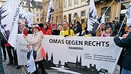 Die OMAS treten regelmäßig mit Aktionen auf wie, Kundgebungen, Menschenketten, Demonstrationen, Mahnwachen und Informationsständen gegen Rechtsextremismus und Menschenfeindlichkeit.