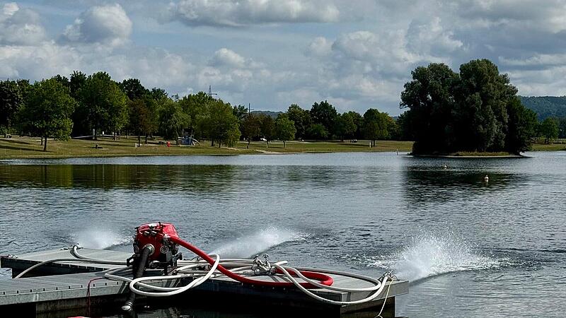 Mit Pumpen entlang des Sees wird das Wasser umgew&auml;lzt.Mark Hildebrandt