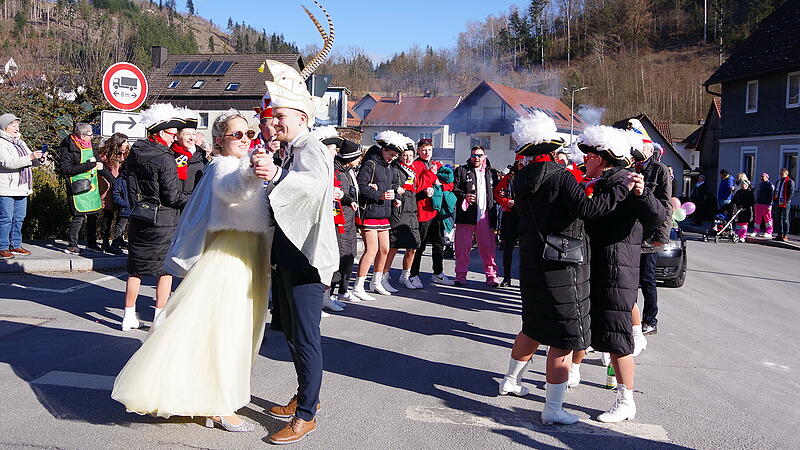 Steinberg feiert FaschingSteinberg feiert Fasching: Gaudiwurm ziehe durch den Ort