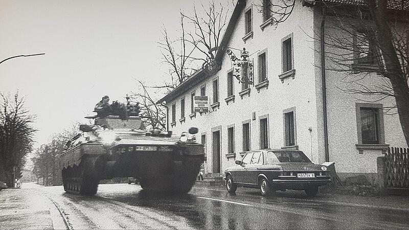 Klagen gab es immer wieder &uuml;ber die Ersch&uuml;tterungen und die Lautst&auml;rke, wenn die schweren Leopard-Panzer zum Verladen an den Bahnhof donnerten. Unser Bild entstand an der Specke bei Eyrichshof.