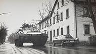 Klagen gab es immer wieder über die Erschütterungen und die Lautstärke, wenn die schweren Leopard-Panzer zum Verladen an den Bahnhof donnerten. Unser Bild entstand an der Specke bei Eyrichshof.
