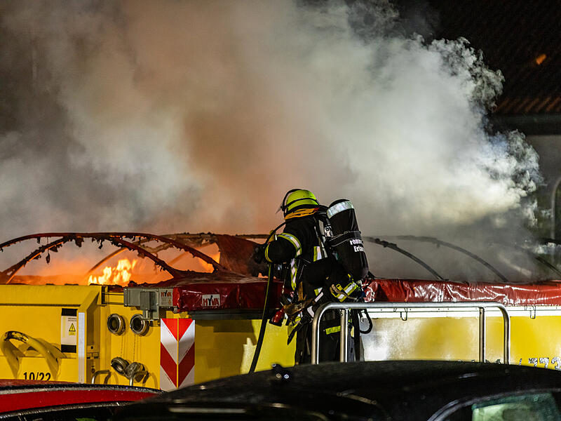 E-Auto fängt Feuer: Die Feuerwehr Erlangen war im Einsatz.