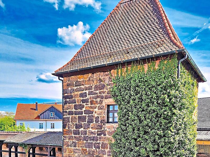 Imposant und bereit zur Besichtigung: der Rote Turm.