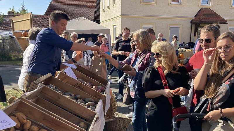 Frisch von der Ackerscholle wechseln diese Kartoffeln auf dem Markt ihre Besitzer.