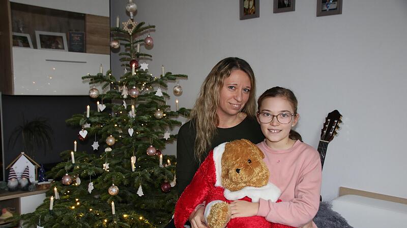 Zurück in ihrer Wohnung: Adriana Lamprecht und ihre Tochter Mia sind froh, dass sie nach der Brandstiftung in einem Wohnblock der Hammelburger Wohnungsbaugenossenschaft das Weihnachtsfest wie gewohnt in den eigenen vier Wänden feiern konnten. Zurück in ihrer Wohnung: Adriana Lamprecht und ihre Tochter Mia sind froh, dass sie nach der Brandstiftung in einem Wohnblock der Hammelburger Wohnungsbaugenossenschaft das Weihnachtsfest wie gewohnt in den eigenen vier Wänden feiern konnten.