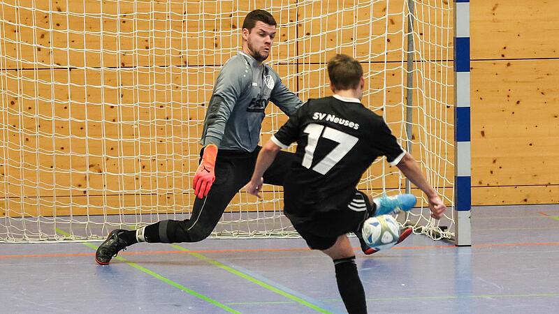 Wacker schlug sich in der Vorrunde der Kreisklassist SV Neuses 05, hier gegen den Bezirksligisten SV Friesen, so dass er jetzt in Bad Rodach mitspielt.