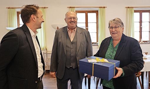 B&uuml;rgermeister Robert Bosch (CSU) gratulierte Edgar und Erika Waldmann.