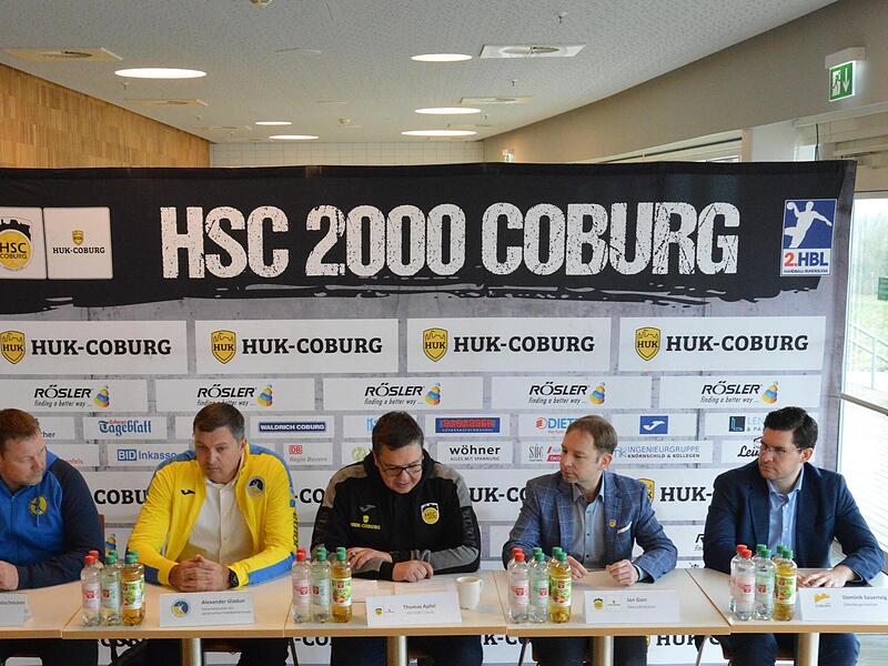 Medienrunde vor dem Länderspiel der Ukraine gegen Österreich mit (von links) Vyacheslav Lochmann (Nationaltrainer der Ukraine), Alexander Gladun (Generalsekretär des ukrainischen Handballverbandes), Hallensprecher Thomas Apfel, HSC-Geschäftsführer... Medienrunde vor dem Länderspiel der Ukraine gegen Österreich mit (von links) Vyacheslav Lochmann (Nationaltrainer der Ukraine), Alexander Gladun (Generalsekretär des ukrainischen Handballverbandes), Hallensprecher Thomas Apfel, HSC-Geschäftsführer...