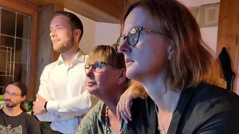 Christian Ohnem&uuml;ller, Dagmar Keis-Lechner und Magdalena Pr&ouml;bstl betrachten best&uuml;rzt die neuesten Hochrechnungen.