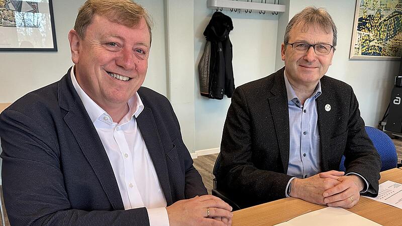 Kurdirektor Werner Angermüller und Bürgermeister Thomas Helbling sind stolz auf das neue Prädikat „Moorheilbad“. Dazu gab es auch die entsprechende Urkunde.