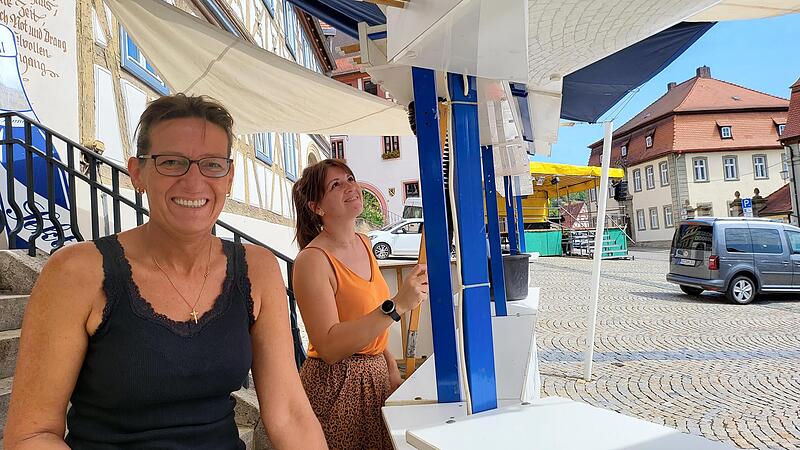 Birgit Bauer und Daniela Gr&uuml;ner richten den Stand am Marktplatz her. In Sichtweite der Hauptb&uuml;hne, mitten im Get&uuml;mmel werden sich hier die Jungen bew&auml;hren. Birgit Bauer hilft seit Jahren im Wein-Innenhof.