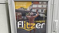 Der nackte Mann wirbt für E-Carsharing.
