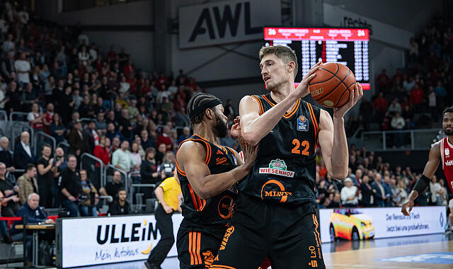 Tibor Pleiß machte an alter Wirkungsstätte mit zehn Punkten, vier Rebound und vier Assists ein gutes Spiel. Tibor Pleiß machte an alter Wirkungsstätte mit zehn Punkten, vier Rebound und vier Assists ein gutes Spiel.
