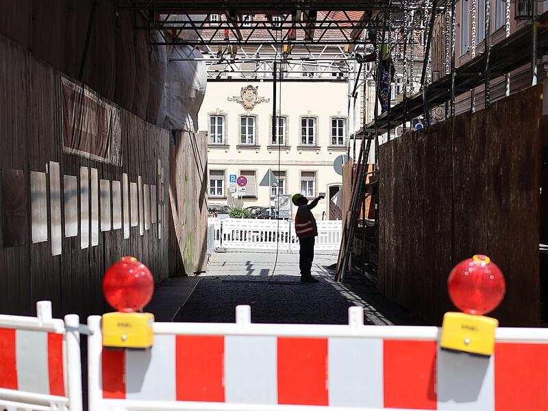 &bdquo;Licht am Ende des Tunnels&ldquo; f&uuml;r die Ladenbetreiber: Der Schutztunnel neben dem Forchheimer Rathaus wird wieder abgebaut.