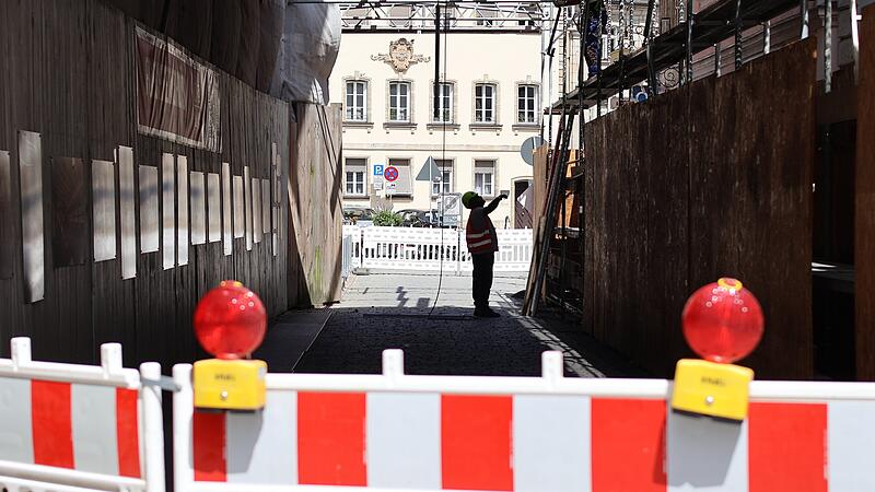 &bdquo;Licht am Ende des Tunnels&ldquo; f&uuml;r die Ladenbetreiber: Der Schutztunnel neben dem Forchheimer Rathaus wird wieder abgebaut.