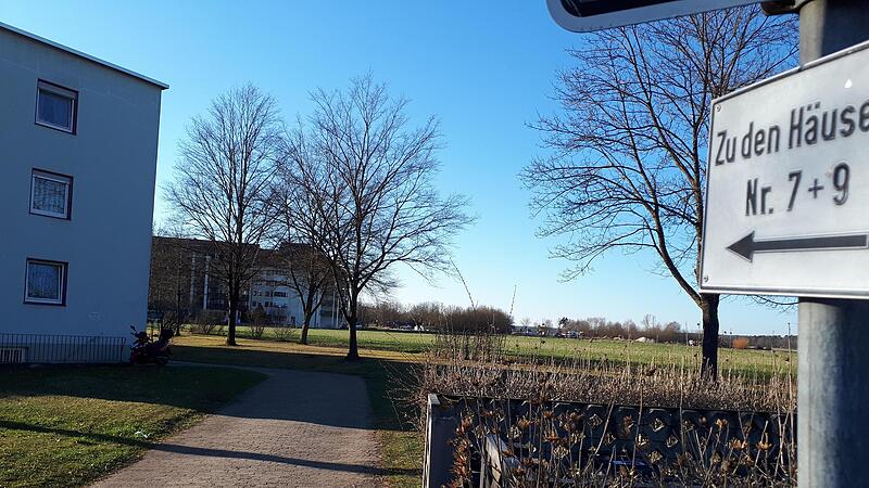 Auf der grünen Wiese zwischen Fachklinik (im Hintergrund) und Wohnbebauung entsteht das neue Wohngebiet &ldquo;In der Reuth&ldquo;.