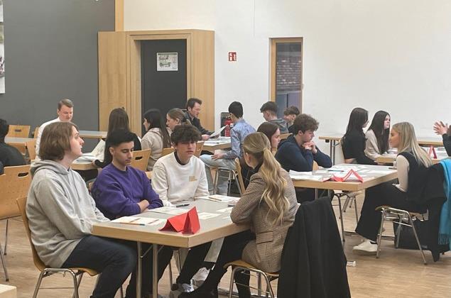 Schüler informieren sich über Berufe.