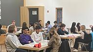 Schüler informieren sich über Berufe.