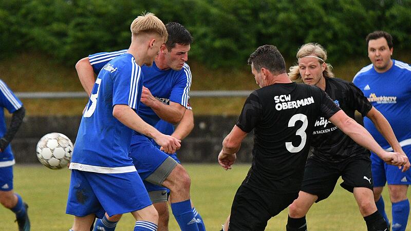 Beim SCW Obermain (schwarz) gibt es keinen Kreisliga-Fußball mehr zu sehen. Beim SCW Obermain (schwarz) gibt es keinen Kreisliga-Fußball mehr zu sehen.