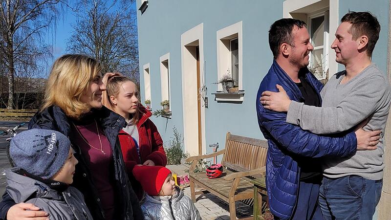 Die Freude war groß, als die Familie Konovalov auf dem Bauernhof im Rugendorfer Ortsteil Eisenwind angekommen ist. Roman Konovalov und Michael Dreßel (rechts) umarmen sich. Mit auf dem Bild David, Marina, Katheryna und Anastasia Konovalov.