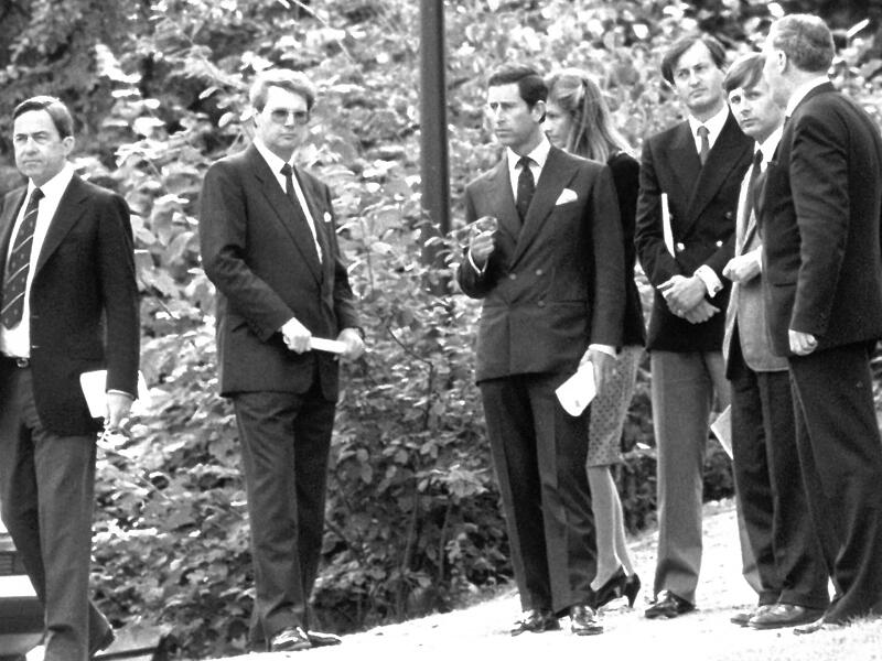 Charles zu Besuch in Oberfranken: Hier ist er 1987 mit dem Coburger Prinz Andreas (Zweiter von links)  im Park von Schloss Rosenau in Rödental zu sehen.Prinz Andreas gestorben: Würdigung durch Coburger Politik
