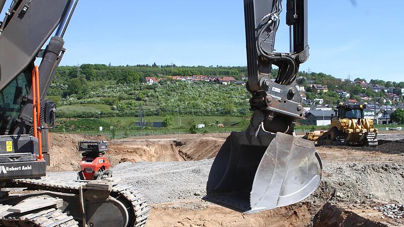 In vollem Gange sind schon die Bodenarbeiten und die Entsiegelung des Gel&auml;ndes &ndash; hier mit Blick auf die Nachbargemeinde Ebelsbach.
