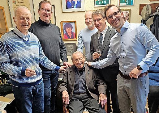 Hans Ruß, sitzend in der Mitte: für ihn war es wichtig, das Foto vor dem Bild seiner verstorbenen Frau Anni zu machen. Die Gratulanten, von links: Altbürgermeister Armin Goß, Adelsdorfs, zweiter Bürgermeister Günter Münch, Sohn Markus, stellvertre... Hans Ruß, sitzend in der Mitte: für ihn war es wichtig, das Foto vor dem Bild seiner verstorbenen Frau Anni zu machen. Die Gratulanten, von links: Altbürgermeister Armin Goß, Adelsdorfs, zweiter Bürgermeister Günter Münch, Sohn Markus, stellvertre...