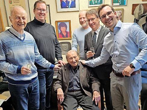 Hans Ru&szlig;, sitzend in der Mitte: f&uuml;r ihn war es wichtig, das Foto vor dem Bild seiner verstorbenen Frau Anni zu machen. Die Gratulanten, von links: Altb&uuml;rgermeister Armin Go&szlig;, Adelsdorfs, zweiter B&uuml;rgermeister G&uuml;nter M&uuml;nch, Sohn Markus, stellvertre...