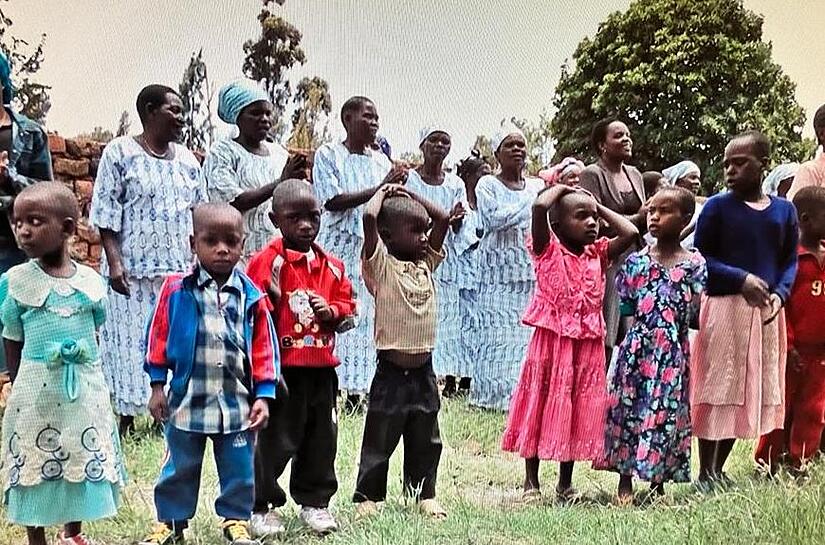 Dieses Foto ist im Jahr 2008 beim Einzug der zwölf Waisenkinder in das neu gebaute Waisenhaus in Matamba entstanden.