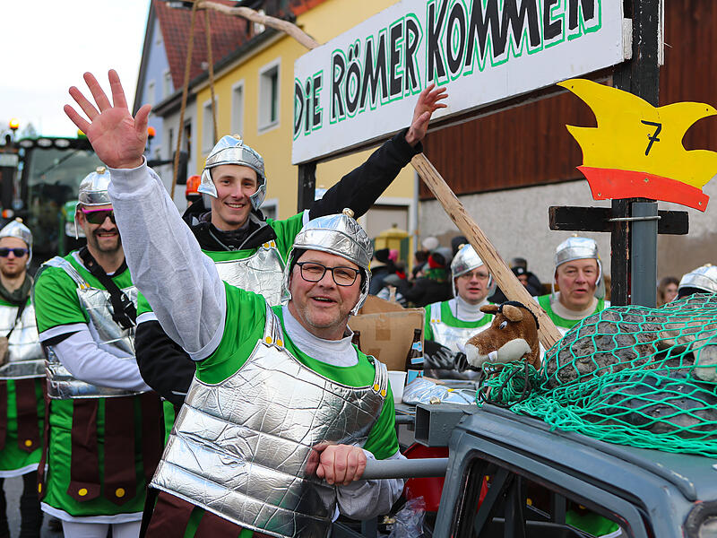 Sonnenschein und gute Laune: Der Faschingsumzug in Memmelsdorf begeistert die Massen.