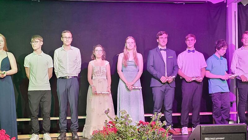 Die Schülerinnen und Schüler mit einer 1 vor dem Komma, von links: Katharina Hahn, Samuel Jagla, Lukas Behütuns, Greta Günther, Jule Rippl, Benedikt Marks, Erik Erdlej, Maximilian Jones und Paul Wedler, der auch Schulbester ist.