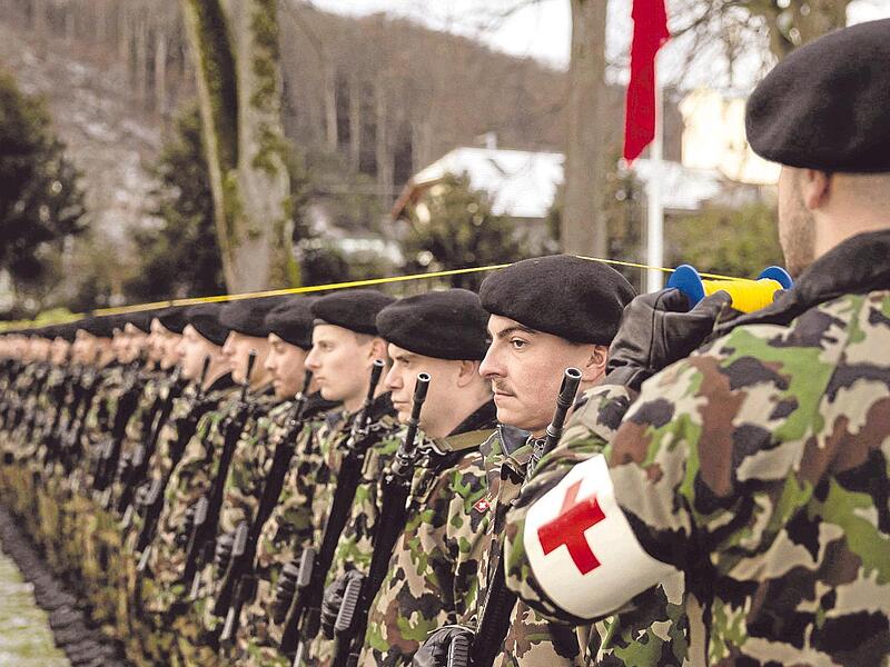 Soldaten der Schweizer Armee bereiten sich auf eine Zeremonie anlässlich eines Staatsbesuches vor.